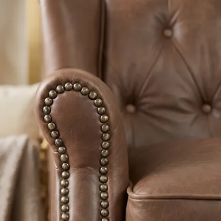 Poltrona London em Couro Legítimo | Design Compacto e Tachas