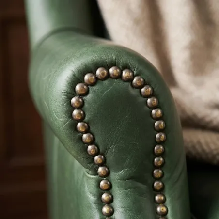 Poltrona London em Couro Legítimo | Design Compacto e Tachas