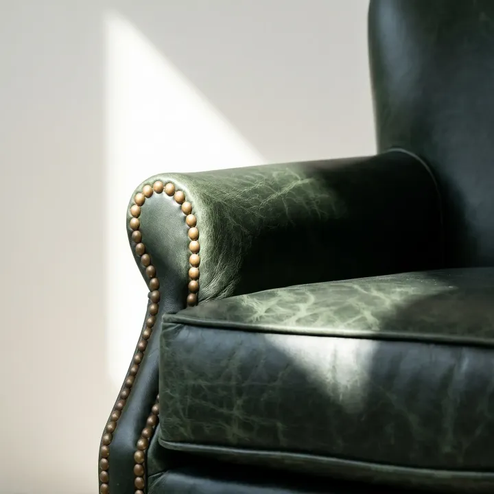 Poltrona Bristol em Couro Legítimo | Minimalismo Clássico
